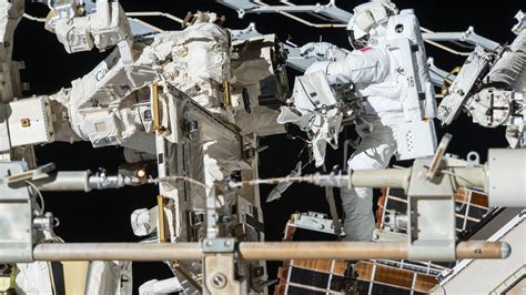 Amazing Earth Views Captured Behind Spacewalking Astronaut Video Space