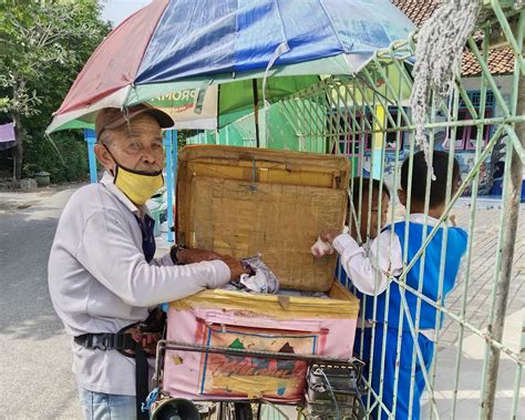 Kisah Kakek Penjual Es Keliling Jualan Demi Bertahan Hidup Donasi Online