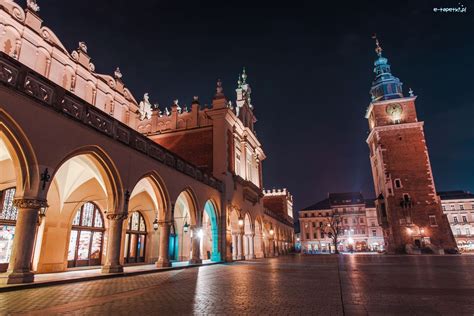 Kraków okolice krakowa zabytki krakowa. Sukiennice, Kraków, Polska, Oświetlone, Zabytki, Wieża ...