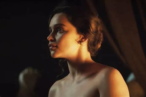 Emilia Clarke S Hottest Moments Shameless Star Romp Naked Display