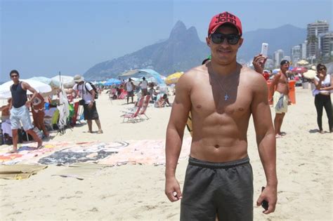 EGO Após Toplessaço no Rio homens defendem direito de ir nus às praias notícias de Famosos