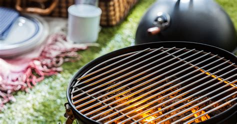Preheat the barbecue before cleaning and/or clean it while it is still warm after cooking. How To Clean A BBQ Grill In 10 Easy Steps - King of Maids Blog