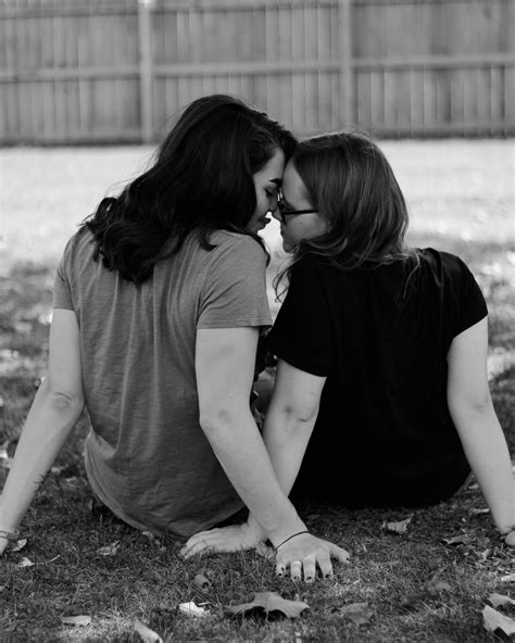 Graustufenfoto Von Zwei Frauen Die Kurz Davor Stehen Auf Dem Boden Zu Küssen · Kostenloses