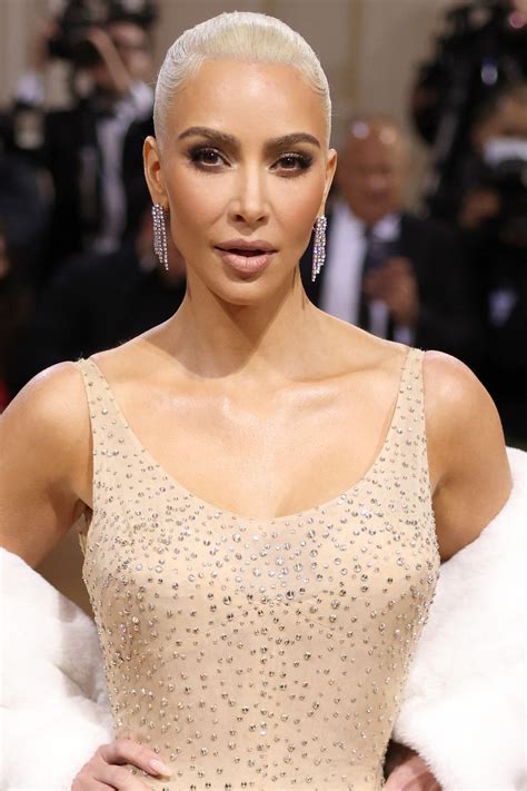 Kim Kardashian Se Décolore Les Cheveux En Blonde Platine Pour Se
