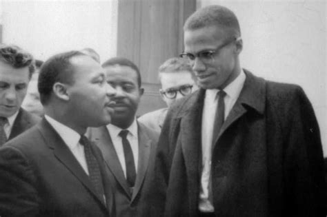 In seinem kampf für die rechte der schwarzen minderheit erreichte er viel durch zähen aber stets gewaltlosen widerstand. SwashVillage | Martin Luther King Jr. und Malcolm X trafen ...