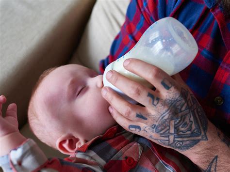 How much should babies be eating at 10 weeks? What kind of water should I use to prepare baby formula ...