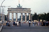 File:People observing the Brandenburg Gate from the East Berlin side ...