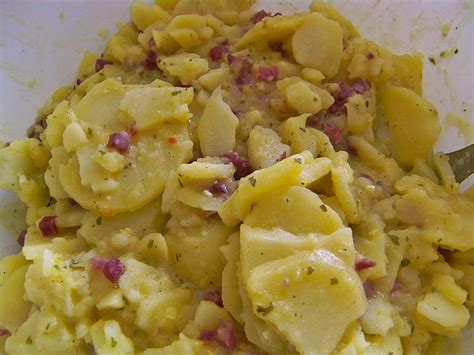 Kartoffelsalat mit speck und zwiebeln