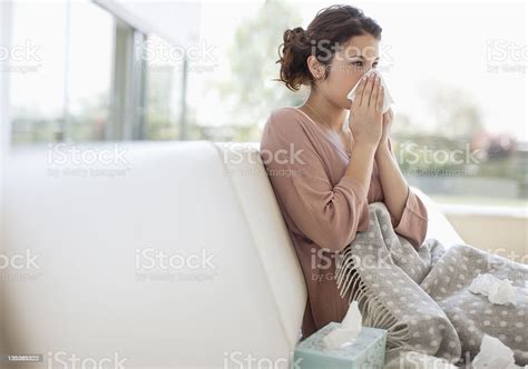 멀미용 여자 불기 자신의 노즈 감기와 독감에 대한 스톡 사진 및 기타 이미지 감기와 독감 질병 알레르기 Istock