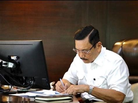 Luhut binsar panjaitan.saat ini ia menjabat sebagai menteri kordinator bidang kemaritiman dan investasi di pemerintahan presiden joko widodo.banyak yang menyebut luhut binsar panjaitan sebagai super minister atau menteri segala urusan karena mengurusi segala urusan di kementrian. Luhut Pandjaitan / Presiden Jokowi Ulang Tahun ke-59 ...