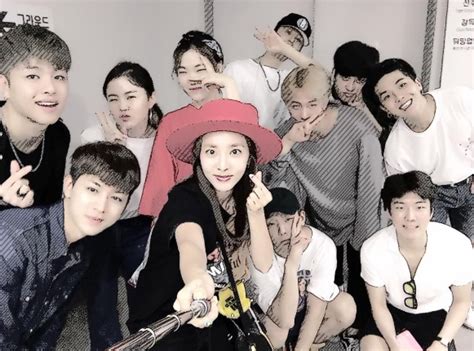 Korejský sandara park sandara stal se široce známý poté, co soutěží na park show, šestnáct. Sandara Park, iKON, WINNER, bebé Rohee y más se divierten ...