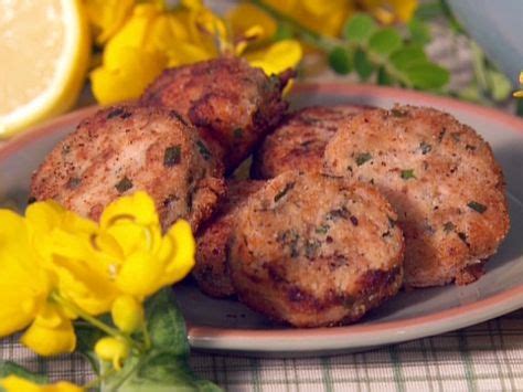 Drizzle 2 tablespoons of oil in pan and spread around. Salmon Cake Recipe Paula Deen