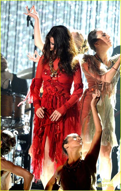 Selena Gomez Mtv Movie Awards 2013 Performance Pics And Video Photo