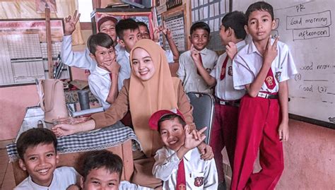 Viral Guru Cantik Medan Ini Buat Siswa Sd Rela Kehilangan Jam