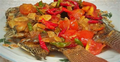 * 1 ekor ikan kerapu, bersihkan sisik goreng hingga matang. 25 resep ikan goreng saus tiram enak dan sederhana - Cookpad