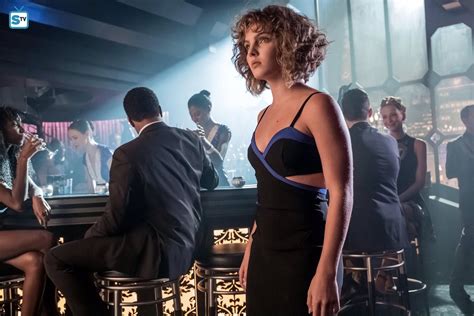 Camren Bicondova Nue Dans Gotham