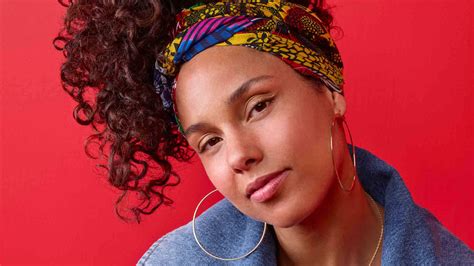 Download Alicia Keys Wearing Hairband Wallpaper