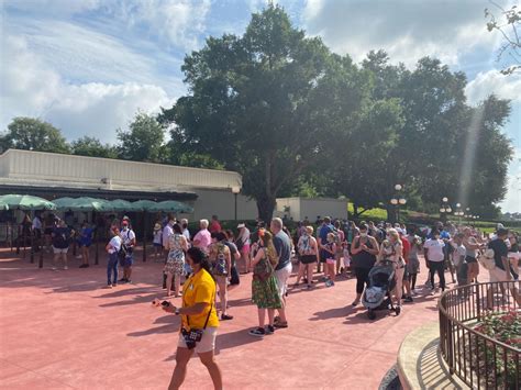 Photos Large Crowds Form Outside Of Guest Relations At The Magic