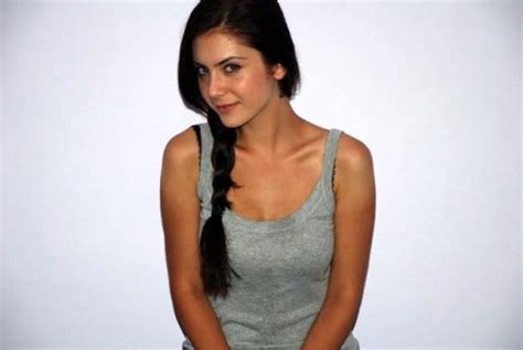 İlk ve orta okulu zeytinburnu nuri paşa i̇lköğretim okulu'nda tamamladı. Picture of Fulya Zenginer