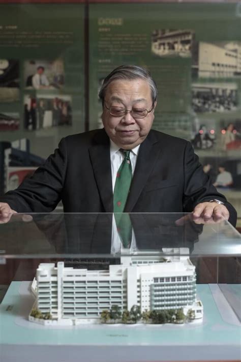 因此，我們呼籲學員要小心選擇課程，考慮自己的實際情況和需要，並參照及比對本處網頁內的課程規格，核對院校 / 培訓機構所提供的課程資料。 如有疑問，歡迎致電3142 2277 向本辦事處24小時熱線查詢（由「1823」職員接聽）。 請瀏覽以下連結. 王建明：帶一班未成年嘅「英華」師弟去柬埔寨起學校 -教育- 明周文化