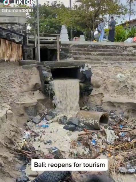 Turis Sentil Pantai Di Bali Karena Sampah Bau Selokan Yang Menganggu
