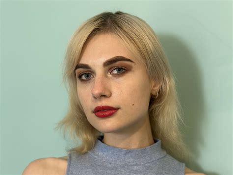 barbaravel small boobed blond teen female webcam
