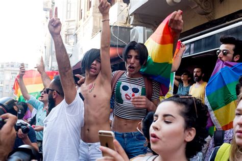 1000 People March In Istanbul Lgbtq Pride Parade Defying Ban Into