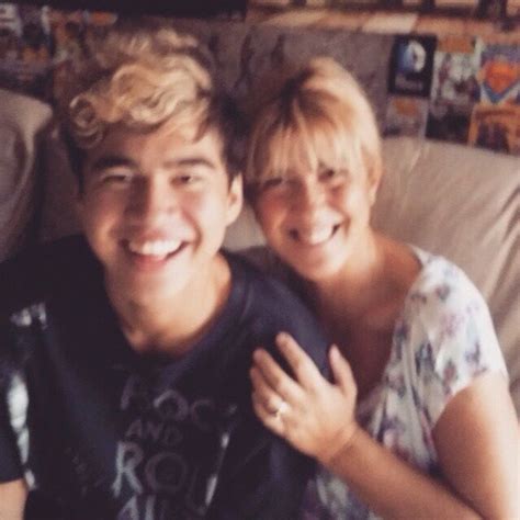 calum with a friends mum attractive guys calum hood 5sos and 1d