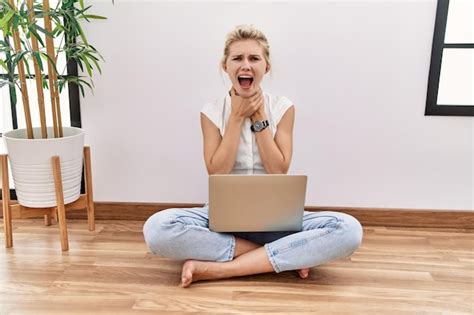 Mujer Rubia Joven Que Usa Una Computadora Portátil Sentada En El Suelo En La Sala De Estar