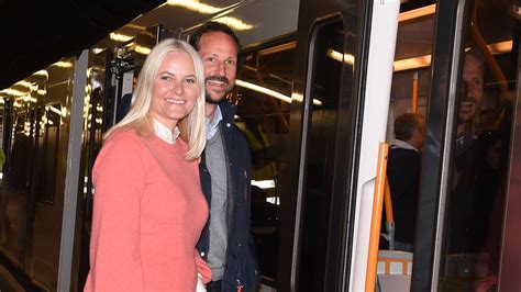 Im Zug Mette Marit Und Haakon Reisen Durch Deutschland