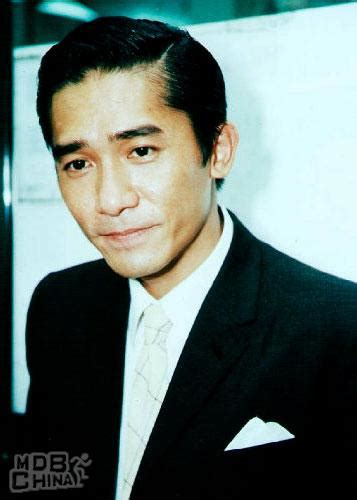 In 1982, after passing the training courses of tvb, tony became a tv actor and became famous for his comedy style in such tv shows as tales of a eunuch (1983) or the proud twins (1979). 梁朝偉寫真照片 - 第319張/共400張