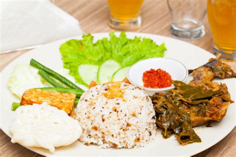 Anda bisa langsung mempraktekan resep di atas sekarang juga mengingat cara. Resep Masakan Khas Sunda, Nasi Tutug Oncom yang Gurih - kumparan.com