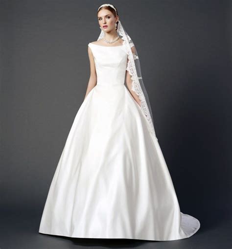 Weitere ideen zu hochzeitskleid, hochzeit, brautmode. Der Brautmode-Trend 2019: Schlichte Brautkleider, die du ...