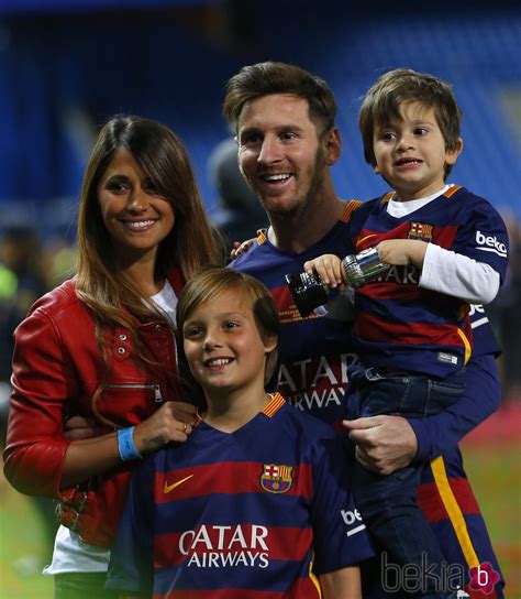 Leo Messi Y Antonella Roccuzzo Con Su Hijo Thiago En La Final De La Copa Del Rey 2016 El