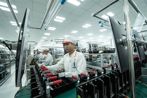 Real estate, apartments, hotels, golf courses, resort. Vietnam's Vingroup builds smartphone plant in Hanoi | Tuoi ...