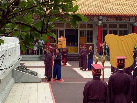 Jump to navigation jump to search. 鄭文燦祭孔遲到 4學生太早起體力不支暈倒 - 中時電子報