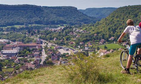 Der jura ist ein gebirge. La Roche d'Ully - camping - Jura - Frankreich