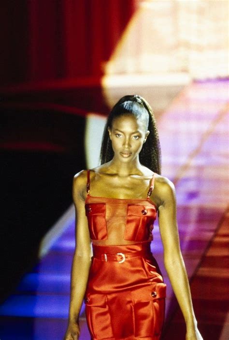 Naomi Campbells Most Iconic Moments On The Runway Femme Haute