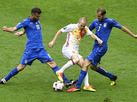 Italien schaltet Titelverteidiger Spanien im Achtelfinale mit einem 2:0
