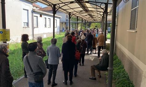 A lodi una donna di 74 anni muore 3 ore dopo la seconda dose. Convocati dalla Regione per il vaccino ma l'ospedale ...