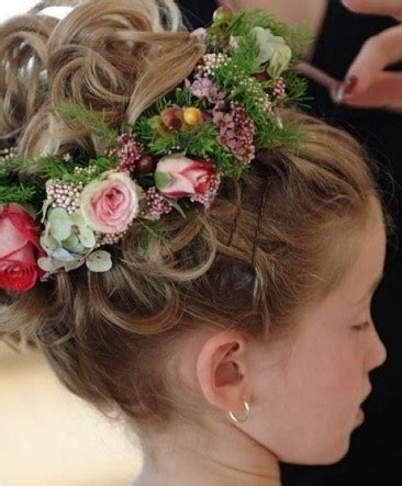 Top 10 recommended flower girl hairstyles. Dewi Image: Wedding Flower Girl Hairstyles