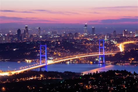 İstanbul 15 milyon'dan fazla nüfusuyla, türkiye'nin en kalabalık, iktisadi ve kültürel açıdan en önemli i̇stanbul türkiye'nin kuzeybatısında, marmara kıyısı ve boğaziçi boyunca, haliç'i de çevreleyecek. East Meets West- THE BOSPHORUS STRAIT | Istanbul