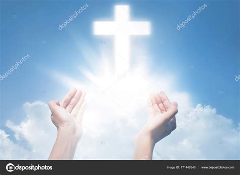 Imágenes Las Manos De Jesus Orando Manos Orando Con Cruz — Foto De
