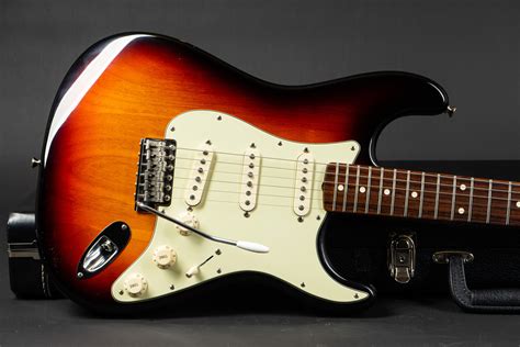 2011 Fender American Vintage 62 Stratocaster Sunburst Guitarpoint