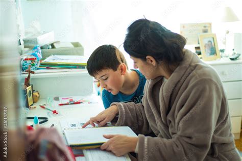 Madre Ayudando A Su Hijo A Estudiar Y Hacer Los Deberes O Tareas