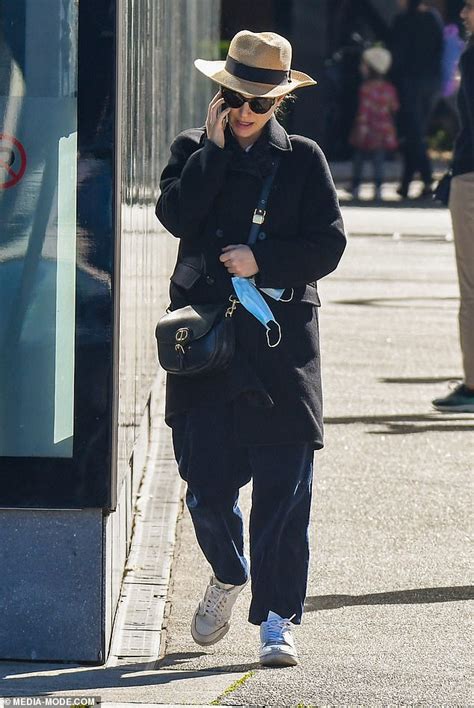 Natalie Portman Goes Incognito In A Hat And Sunglasses As She Enjoys A