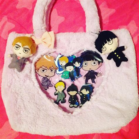 White chocolate mousse with strawberries sobre dulce y salado. My Mob Psycho 100 ita-bag~! 🎀 They all look so precious! 💕 ...