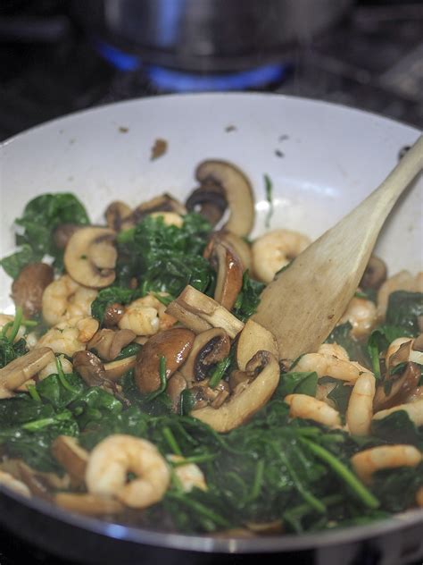 Creamy mushroom and prawn pasta | hannatalks