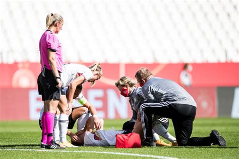 Giulia gwinn hat sich im länderspiel gegen irland schwer verletzt. Gwinn Verletzt - Fotos | imago images