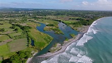 Vídeo Premium - Vista aérea que muestra la desembocadura del río nizao ...